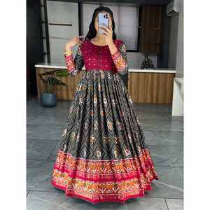 ผ้าไหมผ้าฝ้ายพิมพ์ลาย Patola bandhani สำหรับทำงานเท่านั้นสีเทา - Product Image 1