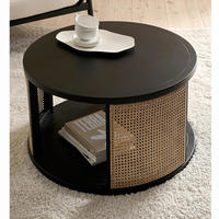Mesa de Centro Redonda de Madera Maciza de Estilo Moderno y Lujoso con Paneles Laterales de Ratán Natural y Almacenamiento Abierto para Sala de Estar o Apartamento