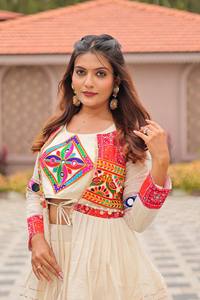 Robe traditionnelle indienne et pakistanaise pour femmes, Lehenga Choli en coton brodé, travail Gamthi, tenue de fête et de mariage - Product Image 3