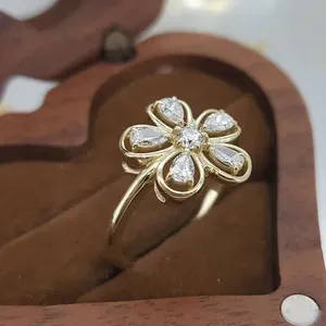 Anillo de Diamantes Floral Inspirado en la Naturaleza en Oro Amarillo con Pétalos de Diamantes en Corte Pera y un Diamante Central Redondo Brillante - Product Image 2