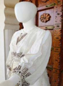 Haut à manches longues en coton tissé brodé style bohème pour femme avec ceinture à nouer à la taille - Product Image 2