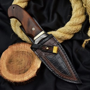 Cuchillo Bowie Maysara Forge de Acero de Damasco con Hoja Fija para Caza, Desollado y Camping, Mango Personalizado de Madera de Palisandro con Funda - Product Image 3