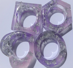 Anneaux de serviette en résine, prix usine, violet clair, design flacon argenté scintillant, différentes formes - Product Image 1