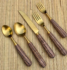 Ensemble de Couverts Tendance 2026 Écologique avec Manche en Rotin Tressé, en Acier Inoxydable, Vaisselle et Ustensiles de Cuisine de Luxe pour Fêtes - Product Image 1