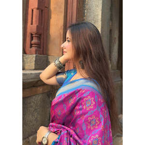 Sari Patola en soie douce Himanshi avec des tissages contrastés pour robes de soirée, couleur vin - Product Image 4