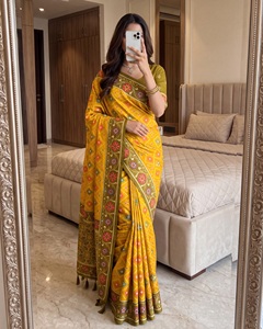 Sari indien ethnique jaune en soie douce non cousu, style Banarasi, imprimé Patola, pour mariage traditionnel indien et festivals - Product Image 1