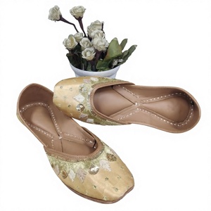 Chaussures de mode fantaisie pour fêtes, style indien traditionnel, faites à la main, en cuir véritable brodé, avec bande élastique et patchwork - Product Image 6