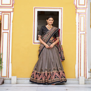 Lehenga, Blusa y Dupatta de Tela Glamorosa para Fiesta Nupcial, Diseño de Exportación, con Forro Jacquard y Zari, con Estampado - Product Image 1