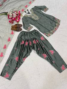 Salwar Kameez Gris para Mujer con Bordado Floral Rosa, Largo hasta el Tobillo, Estilo Tradicional Indio-Pakistaní para Bodas y Fiestas, Corte Regular - Product Image 6