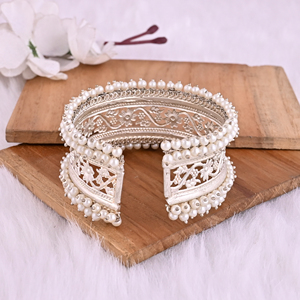 Bracelet ethnique pour femme orné de perles |   Bijoux indiens traditionnels en laiton plaqué argent - Product Image 6