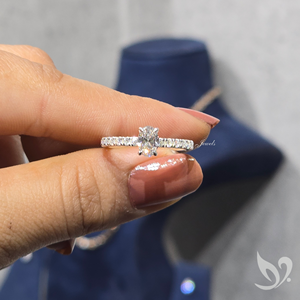 Anillo de Compromiso con Halo Oculto y Diamante Cultivado en Laboratorio de Corte Ovalado de 0.5ct, Certificado por IGI, en Oro Blanco de 10K - Product Image 5