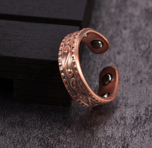 Bague ouverte en cuivre massif, style vintage, gravée, avec bordure perlée en spirale filigranée et surface incurvée - Product Image 1