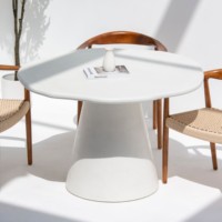 Table à manger irrégulière en micro-béton Vandana Aureo Arion avec un design moderne