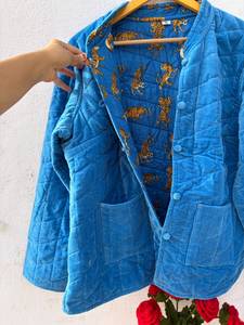เสื้อแจ็คเก็ตแม็กซี่แบบมีฮู้ด ผ้ากำมะหยี่พิมพ์ลายเสือสีน้ำเงิน แบบสองด้าน ติดกระดุมมาตรฐาน ทำด้วยมือ เป็นมิตรกับสิ่งแวดล้อม สำหรับผู้หญิง - Product Image 3