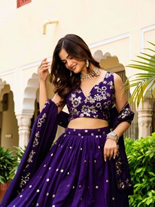 Lehenga Choli Morado con Bordado Floral y Lentejuelas, Vestido de Fiesta para Mujer, Traje para Boda o Festival - Product Image 2
