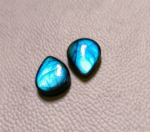 Paire de cabochons en labradorite cœur rayonnant, cristal à reflets bleus, pierres précieuses en vrac pour la création de bijoux artisanaux, 18x18x6mm, ensemble de pierres pour pendentifs - Product Image 1