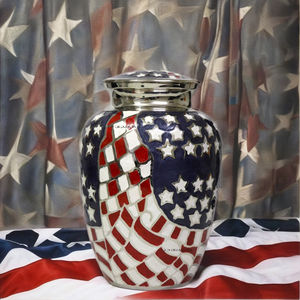 Urnes funéraires en laiton de qualité supérieure gravées à la main avec le drapeau américain pour cendres humaines, urne en laiton personnalisée, urne en laiton artisanale pour cendres d'adultes - Product Image 3