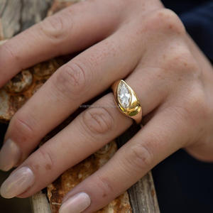 Découvrez l'élégance intemporelle avec nos bijoux de luxe en or 18 carats et diamants, fabriqués avec précision et brillance, certifiés authentiques. - Product Image 3