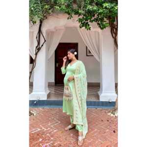 Ensemble de costume en satin vert taille XS Tashi - Product Image 4