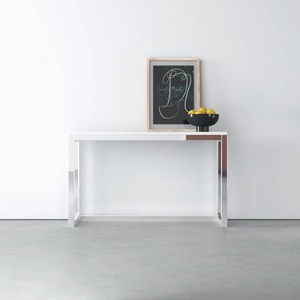 Console moderne convertible avec miroir, plateau en métal blanc et structure en métal argenté, mobilier minimaliste pour entrée et hôtel - Product Image 1