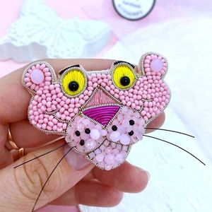 Broche artisanale en coton écologique brodée de perles, motif animal, base solide, accessoire de décoration textile - Product Image 1