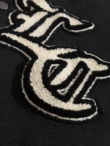 Veste varsity streetwear avec patchs lettres brodés, appliques en chenille, mélange de polaire chaud, boutons, veste décontractée d'hiver - Product Image 2