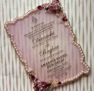 Tarjeta de Invitación de Lujo en Acrílico Rosa para Boda/Cumpleaños/Navidad, Borde de Perlas, Flores Secas, Ecológica, Moderna, Personalizada, Impresión UV - Product Image 4