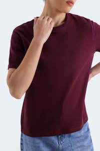 T-shirt d'été à manches courtes pour femme en coton, couleur unie bordeaux, design personnalisé, style streetwear minimaliste, coupe confortable - Product Image 3