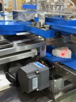 Ligne de production automatique commerciale d'Onigiri, machine à former et à emballer des boulettes de riz pour les usines de sushi et les cuisines centralisées