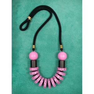 Collier en résine et bois de cristal de qualité supérieure, accessoire de mode élégant pour les collections - Product Image 3