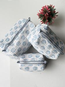 Trousse de Toilette Florale Matelassée – Ensemble de Sacs Cosmétiques Taille Moyenne Multifonction en Textile avec Fermeture Éclair Style Moderne - Product Image 1