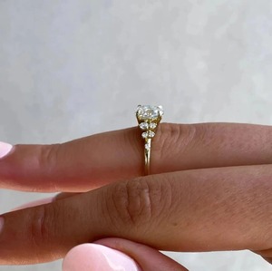 แหวนหมั้นเพชรโมอิสซาไนต์ทรงรี 2 กะรัต แบบคลัสเตอร์ แหวนทองคำแท้ 14K แหวนคลัสเตอร์ทรงรี สไตล์อาร์ตเดโค แหวนแต่งงาน แหวนสัญญา แหวนเจ้าสาว - Product Image 5