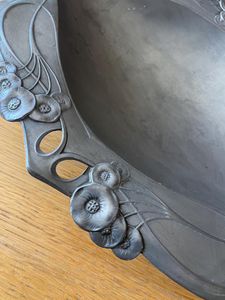 Flora’s Grace - Bandeja Floral Art Nouveau de Peltre con Acabado Antiguo, Centro de Mesa Ovalado de Metal, Plato Decorativo Clara’s Garden en Peltre y Metal Antiguo - Product Image 5