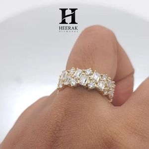 Anillo de Eternidad de Lujo con Diamantes Cultivados en Laboratorio con Corte Esmeralda, Oro Amarillo de 14K, Diseño de Mosaico Ancho con Múltiples Piedras Escalonadas - Product Image 5