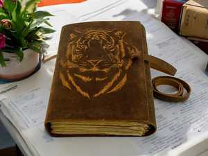 Carnet en cuir gaufré motif tigre, fait main, style vintage - Product Image 3