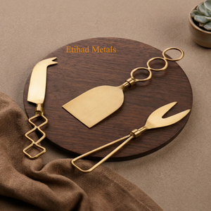 Juego de 3 cuchillos para queso de latón antiguo martillado, hechos a mano, con mango de latón en forma de arco - Product Image 3