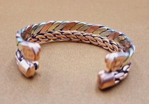 Anillo Artesanal Bicolor Tipo Rompecabezas – Elegante Banda Entrelazada de Plata y Cobre, Joyería de Metal Mixto Hecha a Mano - Product Image 3