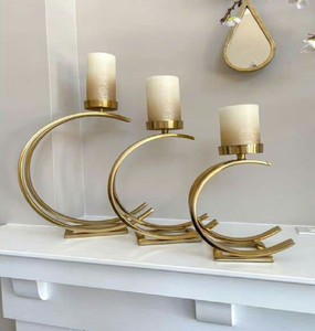 Juego de portavelas modernistas con marco cuadrado dorado y copas protectoras de vidrio tipo huracán. Disponible a precios de mayorista. - Product Image 3