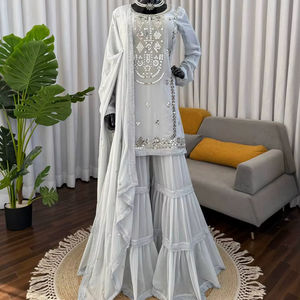 Ensemble Sharara pour femme de qualité supérieure, broderie riche, en Faux Georgette infroissable, coupe confortable, idéal pour les soirées, export. - Product Image 1