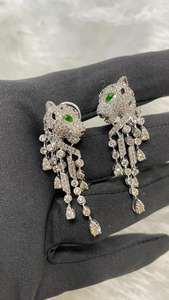 Boucles d'oreilles pendantes Panthère en Or 14 carats avec Diamants Naturels et Émeraudes 4 carats, Bijoux de Luxe Tendance 2026 - Product Image 4