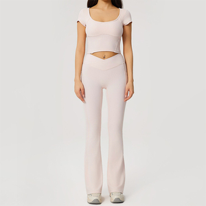 Ensemble de sport et yoga personnalisé avec logo, soutien-gorge respirant en tissu uni, legging évasé, pour entraînement, gym, fitness et tenue active - Product Image 3