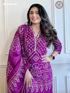 Conjunto de Kurti-Pantalón-Dupatta Morado Recto de Viscosa de Excelente Calidad con Estampado Posicionado y Bordado, Listo para Usar, Moda Femenina - Product Image 4