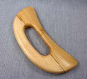 Masseur facial Gua Sha en bois rustique écologique avec artisanat en bois d'acacia massif pour la relaxation musculaire - Cadeau du Nouvel An - Product Image 2