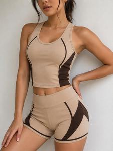 Conjunto de yoga de 2 piezas para mujer, talla grande, top corto sin mangas con cuello redondo y espalda cruzada, shorts de cintura alta con ribete en contraste, sin costuras, de spandex. - Product Image 1
