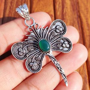 Pendentif Papillon en Laiton Naturel avec Pierre Précieuse pour l'Équilibre Émotionnel et les Vibrations Positives, Collier Fait Main Disponible à la Vente - Product Image 3