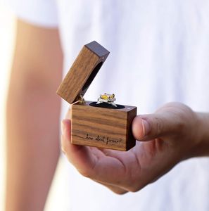 Boîte à alliances en bois gravée, boîte porte-alliances pour cérémonie de mariage, idée de décoration pour photos de fiançailles - Product Image 1