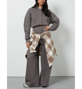 Chándal de poliéster con forro polar y estampado puff, personalizado con logo OEM/ODM, estilo hip hop, chaqueta corta con hombros caídos y pantalón de pierna recta con cordón. - Product Image 3