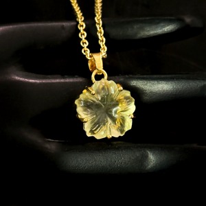 Colgante de cuarzo limón natural con forma de flor, colgante de cristal tallado a mano, collar de piedras preciosas, joyería de moda para mujer, venta al por mayor. - Product Image 6