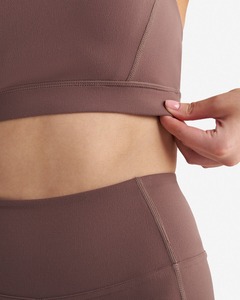 Ensemble de sport 2 pièces sans couture pour femme, personnalisé en gros : Haut long à bretelles et short froncé, tenue de yoga et de sport à fort impact - Product Image 5