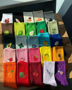 Chaussettes de Pilates personnalisées ODM avec bordure à volants, broderie de fruits, antidérapantes, en coton, pour le yoga, usage quotidien, fabricant vietnamien - Product Image 5